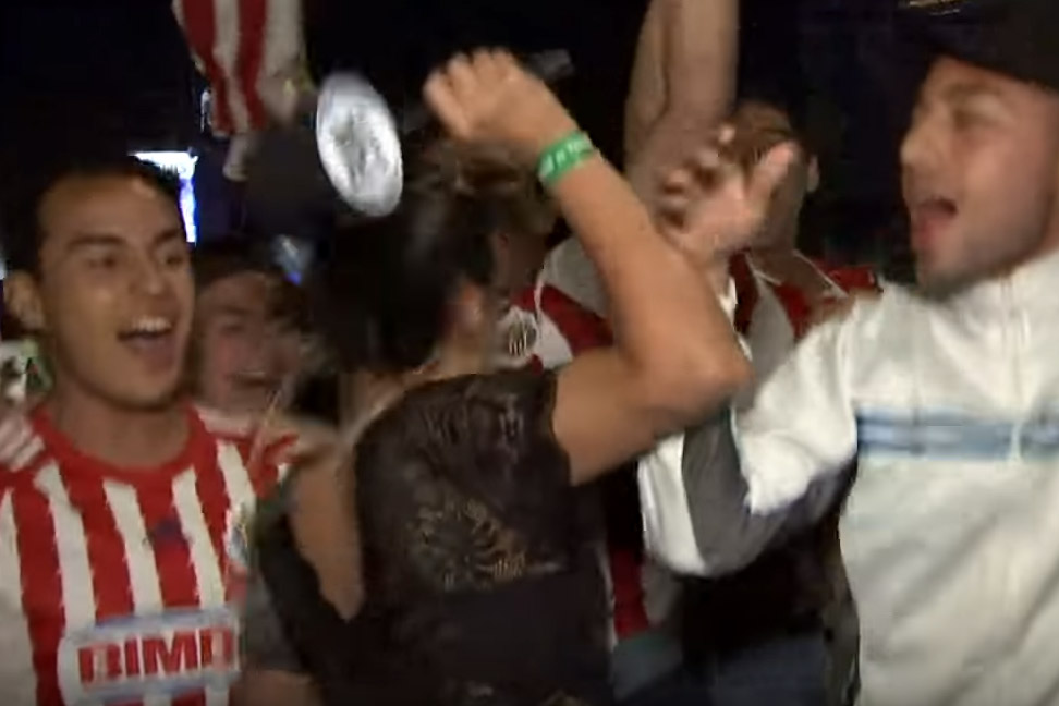 Presentatrice wordt betast tijdens liveverslag. Tot ze haar microfoon als knuppel gebruikt! (video)