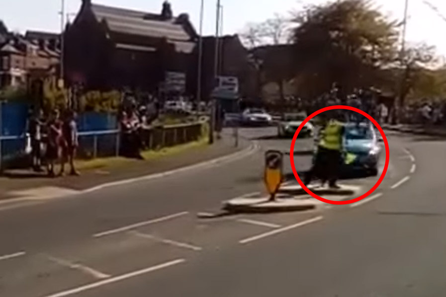 Seingever tijdens wielerwedstrijd ontsnapt NIPT aan gruwelijk ongeval (video)