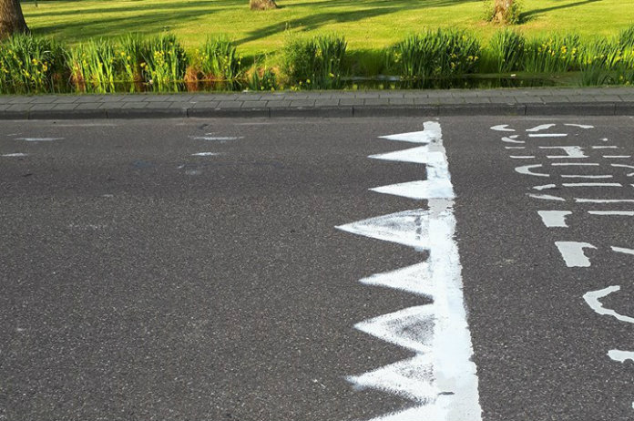 Man is hardrijders beu en verft zelf haaientanden op straat