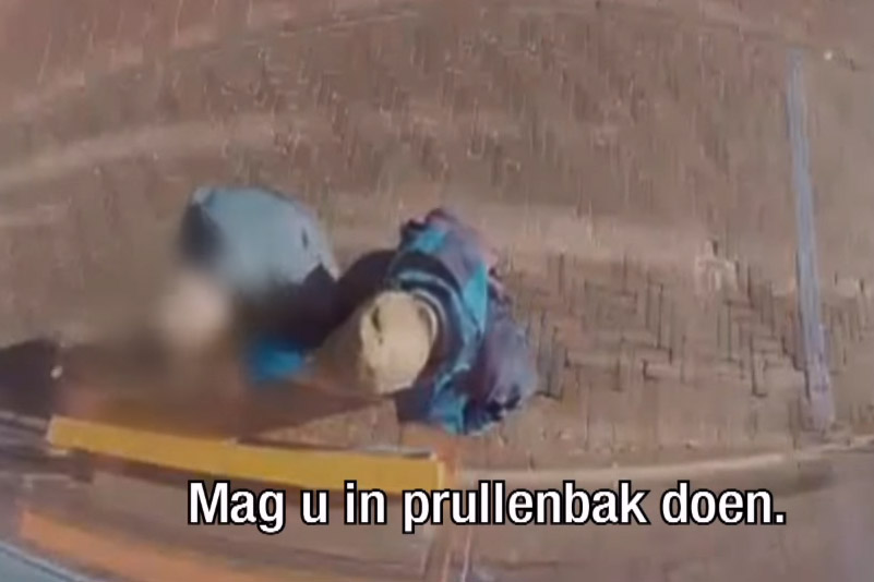 Deze ‘behulpzame man’ licht op schaamteloze wijze dementerende bejaarde op bij bankautomaat (video)