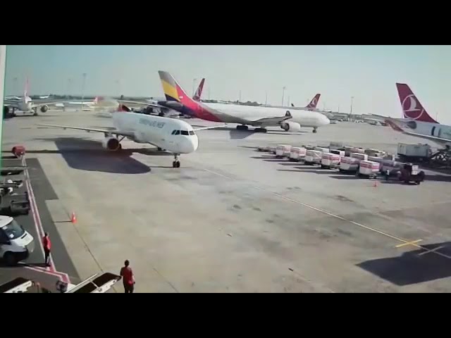 Vliegtuig snijdt staart af van ander toestel tijdens botsing