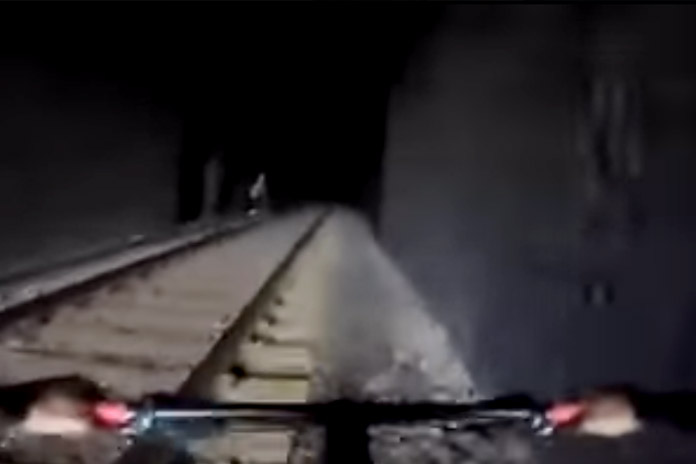 OERDOM: Mannen fietsen door spoortunnel, maar niet veel later moeten ze lopen voor hun leven! (video)