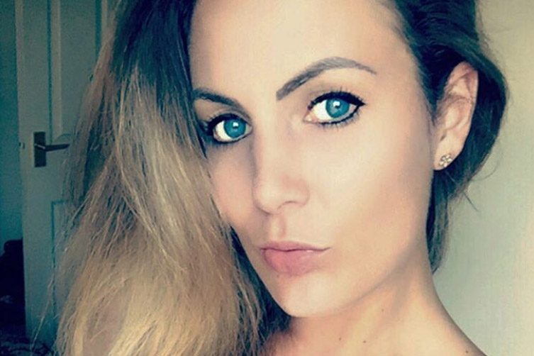 Knappe agente onder vuur wegens deze topless foto én haar bedenkelijk ‘ziekteverlof’