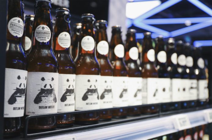 Bromfietsers zijn zo dronken dat alcoholtester het begeeft