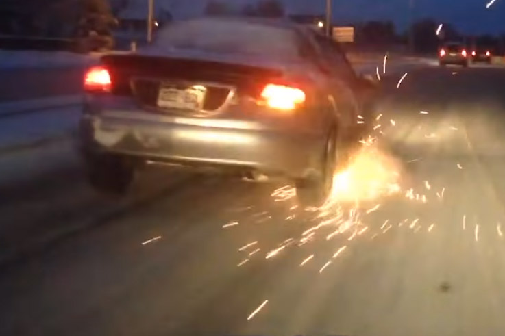 Wegpiraten en slechte chauffeurs troef in deze hallucinante failcompilatie (video)