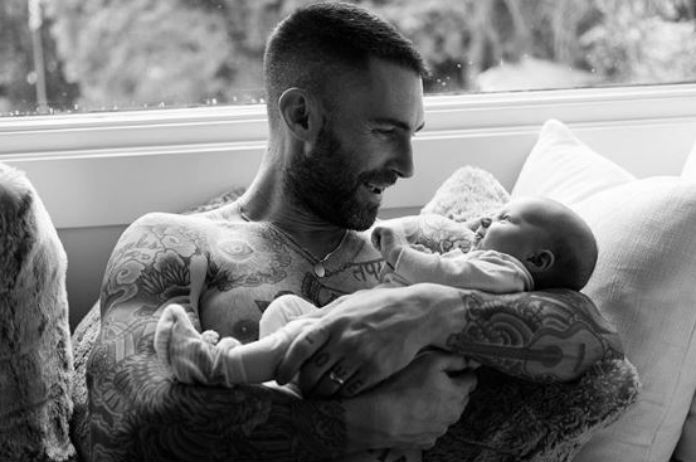 Adam Levine toont zijn pasgeboren dochtertje