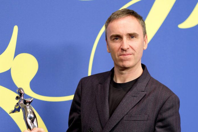 Raf Simons wint voor het tweede jaar op rij prestigieuze fashion award