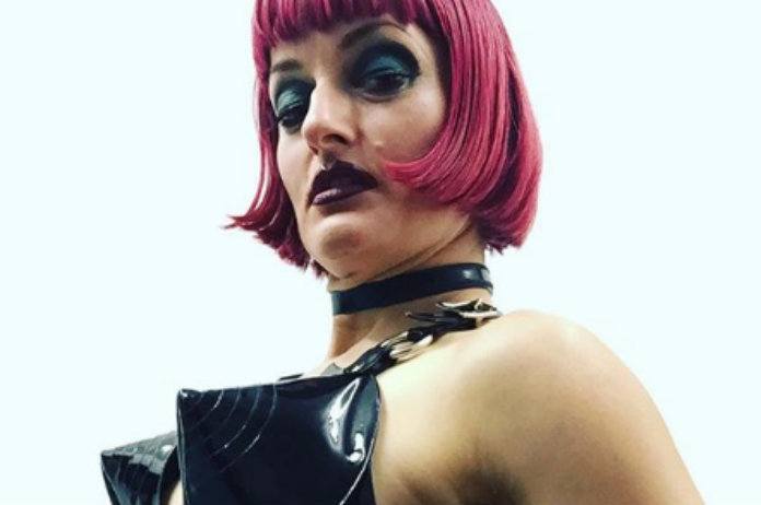 Dominatrix doet haar boekje open: “je kan mijn job vergelijken met poëzie”