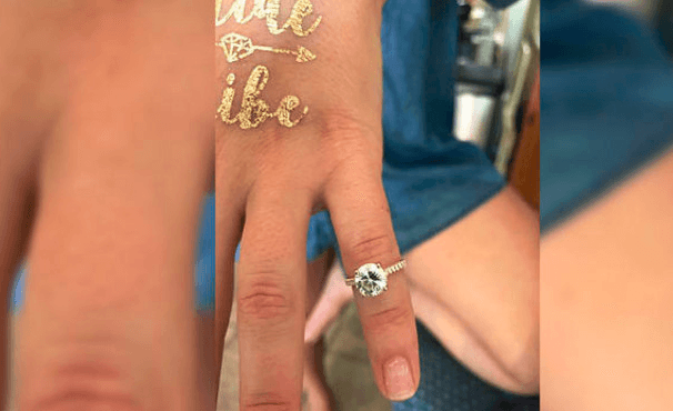 Agent vindt verlovingsring van 20.000 dollar terug op het strand