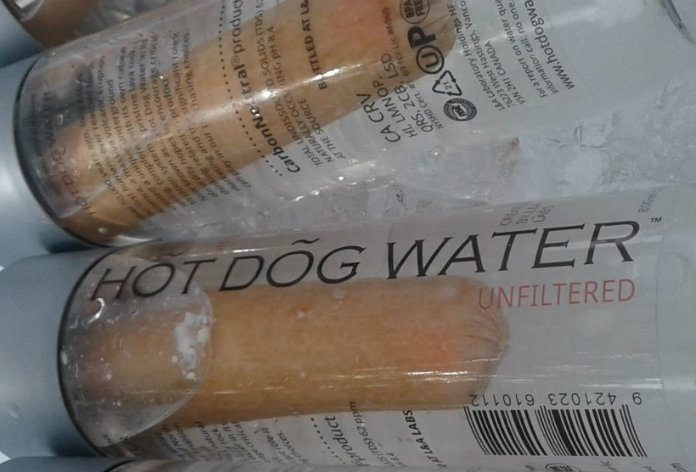 Canadees verkoopt Hot Dog Water voor 25 euro