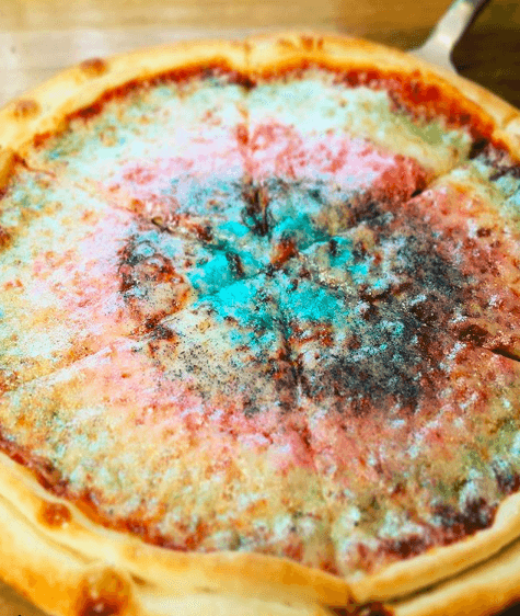 Pizza margherita beu? Bestel een regenboogpizza met glitter