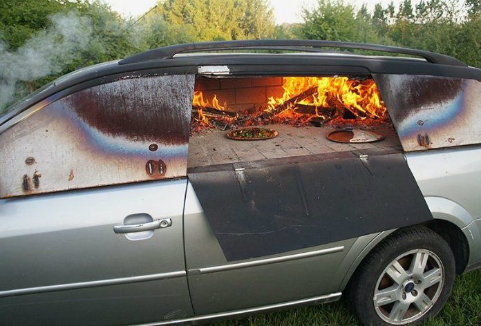 Oude auto wordt pizza-oven