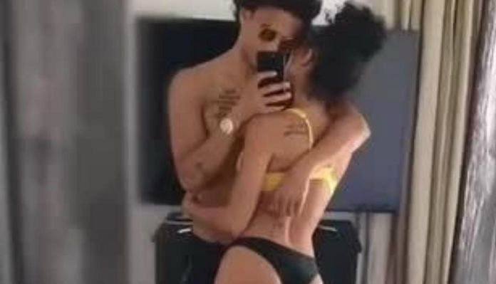 Sané vindt troost na niet-selectie WK in armen van vriendin