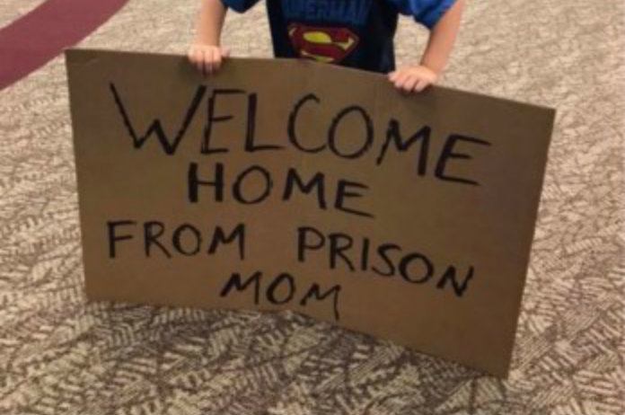 Zoontje begroet mama met gênant bord op de luchthaven