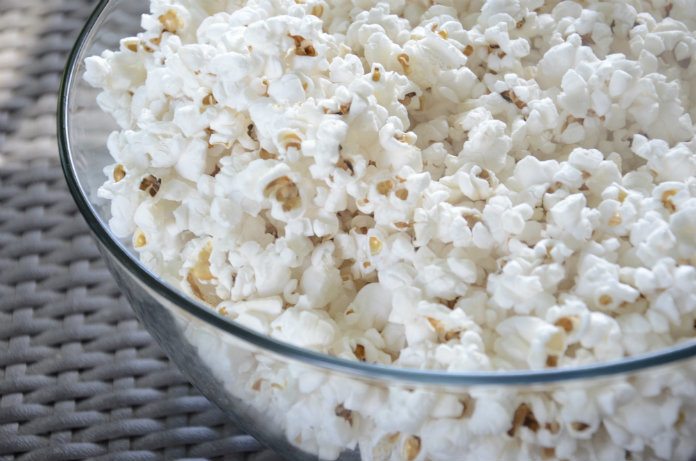 Politie wordt opgeroepen nadat vrouw zout over popcorn van man gooit