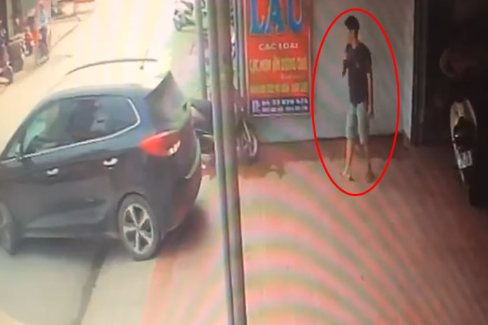 Man helpt vrouw bij parkeren. Maar dat loopt zéér fout af! (video)