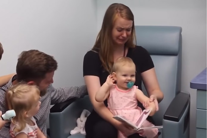 Doof baby’tje hoort voor het eerst. Mama weet met haar tranen geen blijf… (video)