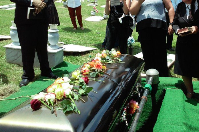 Man verschijnt op eigen begrafenis