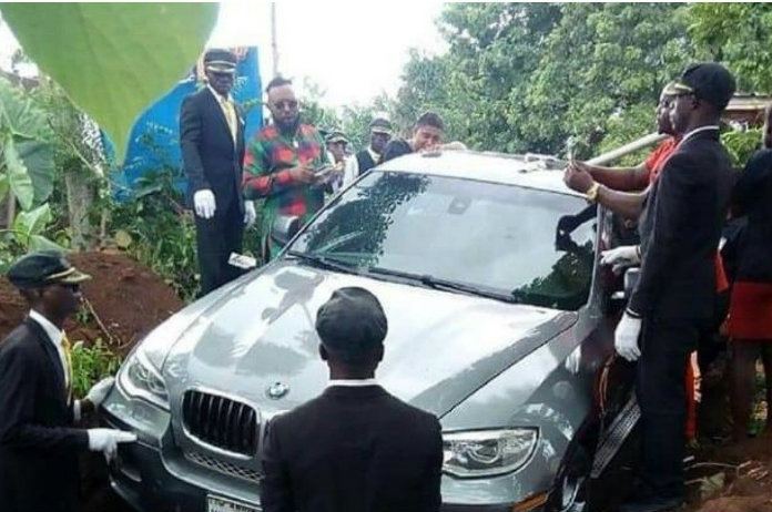 Man begraaft vader in gloednieuwe BMW