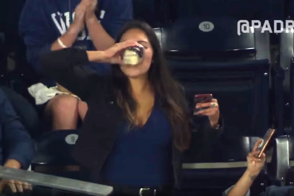 Viraal: knappe dame wordt heldin van de dag tijdens honkbalwedstrijd (video)