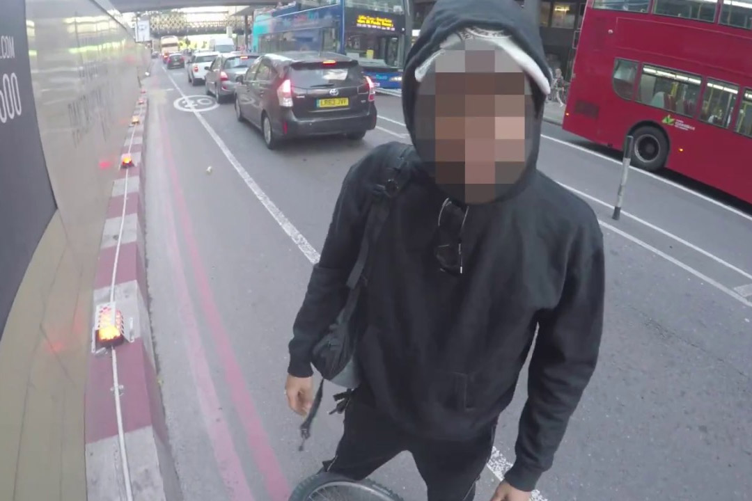 Gefrustreerde fietser gebruikt luide toeter om voetgangers van fietspad te jagen. Maar dan… (video)