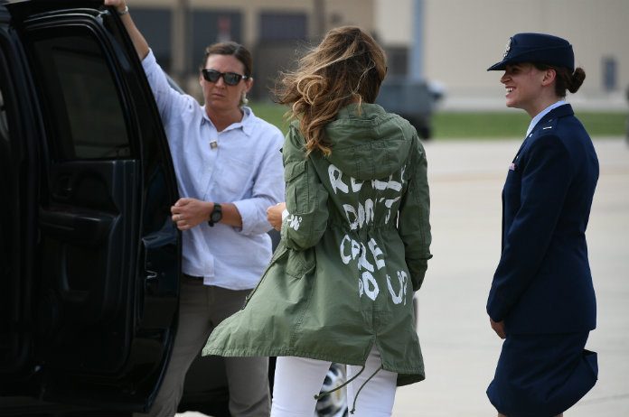 Melania Trump schopt tegen schenen met opmerkelijke jas