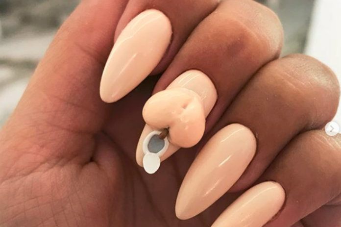 Wow. Nagelstyliste geeft vrouw een ‘kakmanicure’