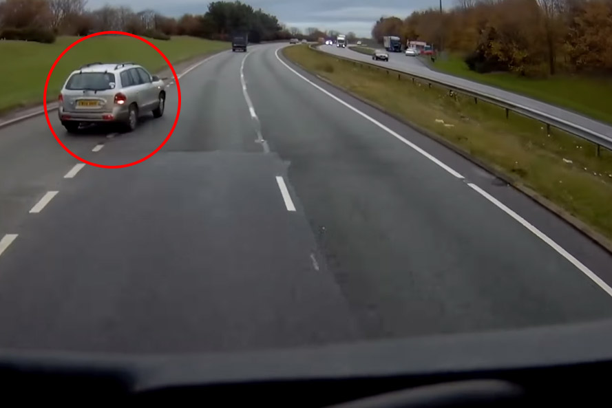 Dame denkt nog genoeg tijd te hebben om voor vrachtwagen in te voegen. Die fout levert haar een dubbele crash op! (video)