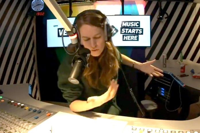 ‘Masturberende’ luisteraar stuurt vuile verzoeken naar radiopresentatrice. Zij belt ‘m op en bijt stevig van zich af! (video)
