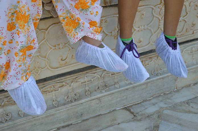 Kinderen moeten zwembadschoenen dragen in Albert Heijn