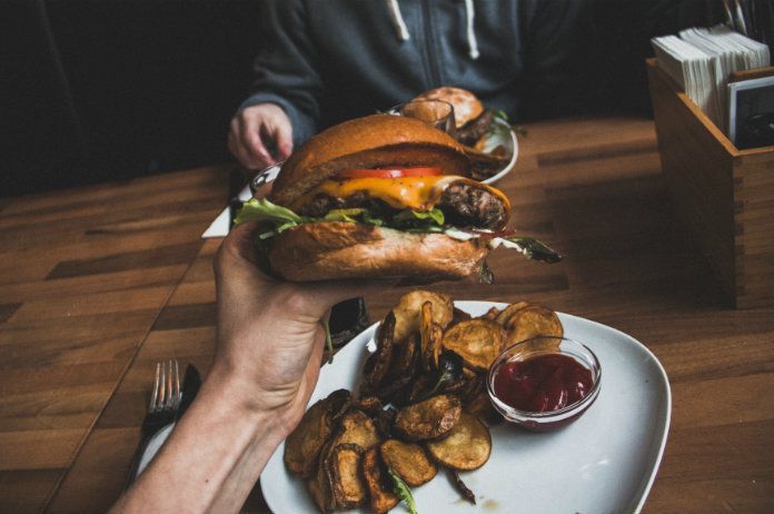 Man krijgt hamburger met wel heel bizar sausje