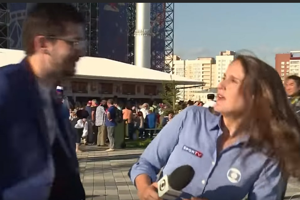 Man wil verslaggeefster kussen op WK voetbal. Maar ze bijt stevig van zich af! (video)