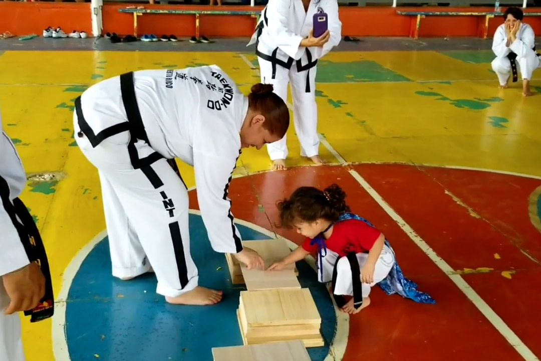 Té schattig: driejarig meisje volgt haar eerste les taekwondo. Maar ’t loopt niet zoals verwacht! (video)