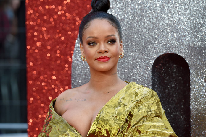 WOOPS: Rihanna worstelt met haar boezem op rode loper (foto’s/video)