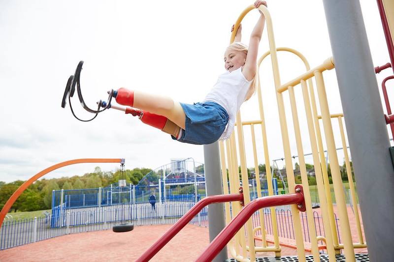 7-jarig model met beenprotheses inspireert haar volgers op Instagram