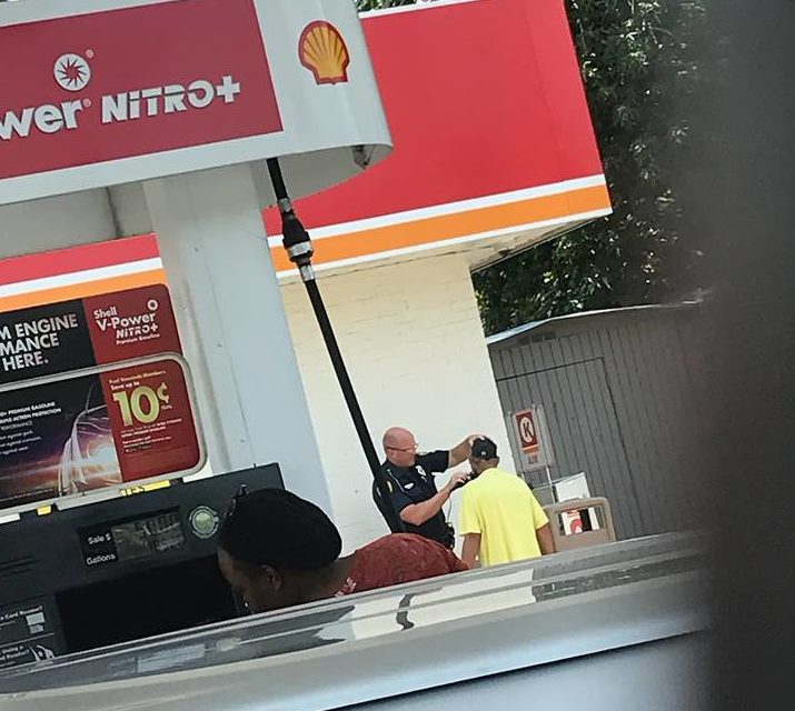 Agent scheert dakloze voor sollicitatiegesprek