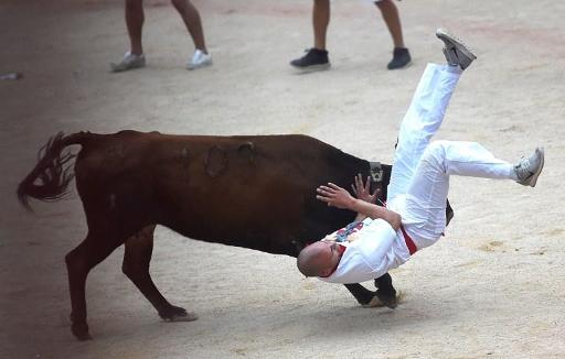 Man bij stierenloop in Pamplona in oksel gespiest