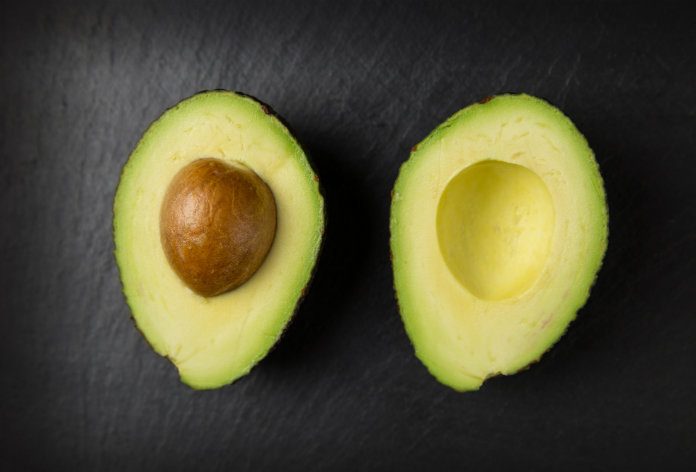 Mag je de pit van een avocado opeten?