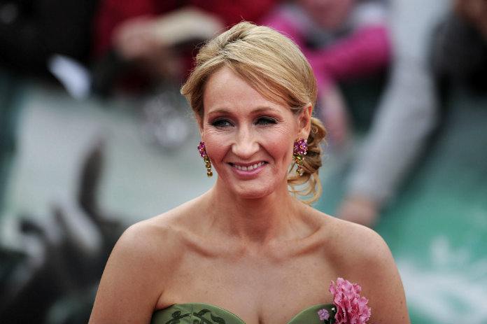 Trump pocht over literaire kwaliteiten en maakt spelfout. Tot grote hilariteit van J.K. Rowling