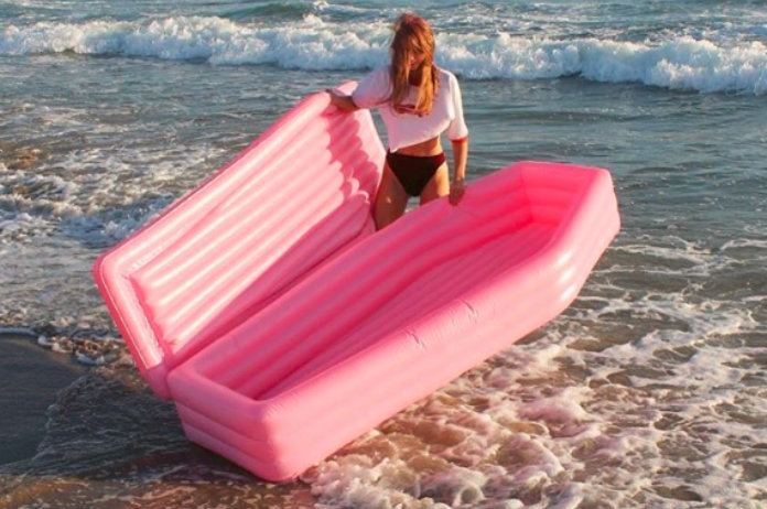 Griezelig hebbeding: een opblaasbare doodskist