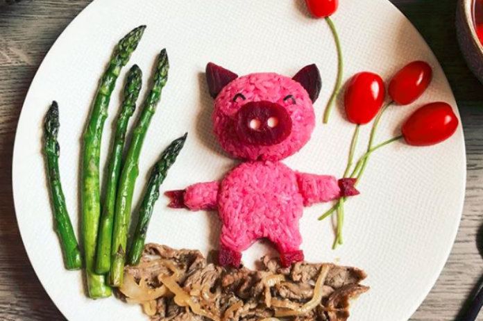 IN BEELD. Mama maakt prachtige en gezonde maaltijden voor haar zoontje