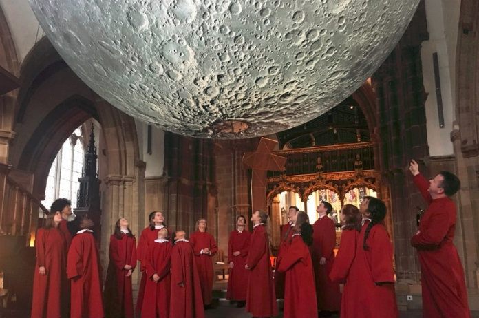 Vervelend. Kunstenaar is replica van maan kwijt