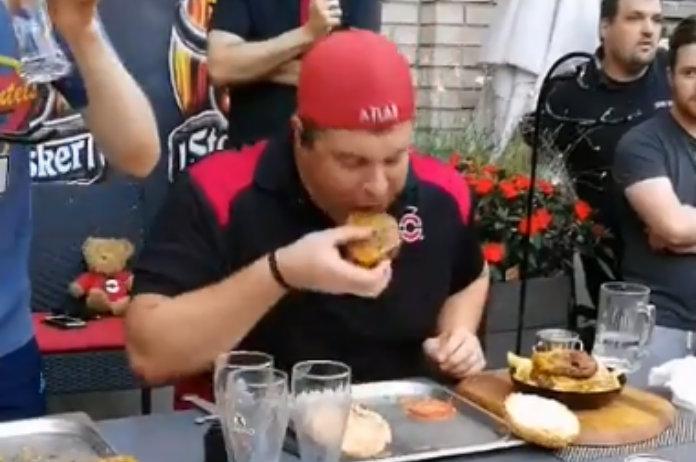 Amerikaan peuzelt hamburger van drie kilo in slechts 11 minuten naar binnen