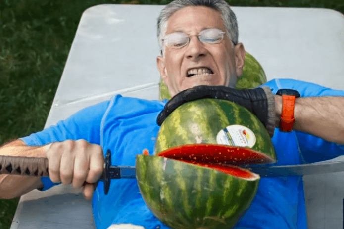 Amerikaan vestigt wereldrecord meeste watermeloenen snijden op eigen buik