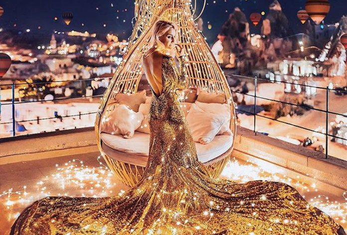 IN BEELD. De jurk van deze vrouwen versmelt met het achterliggende landschap