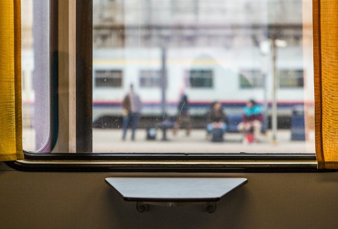 LIFEHACK. Moet je het raam in de trein nu sluiten of niet tijdens hete dagen?