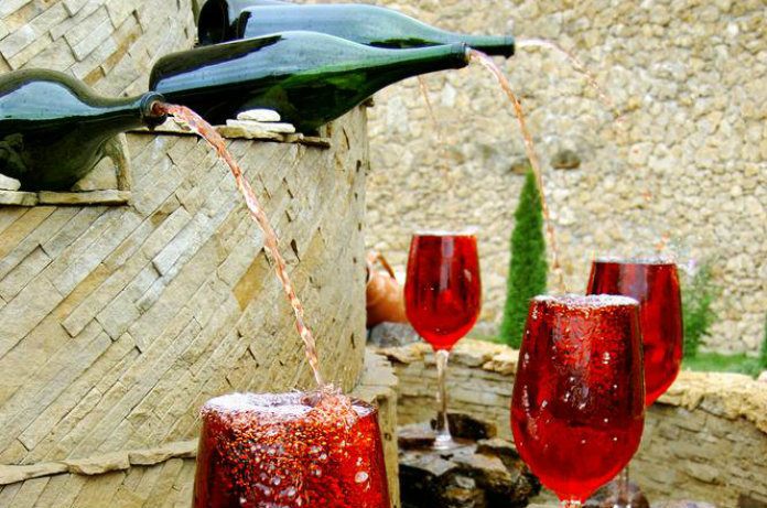 In Italië staat een wijnfontein die de hele dag spuit