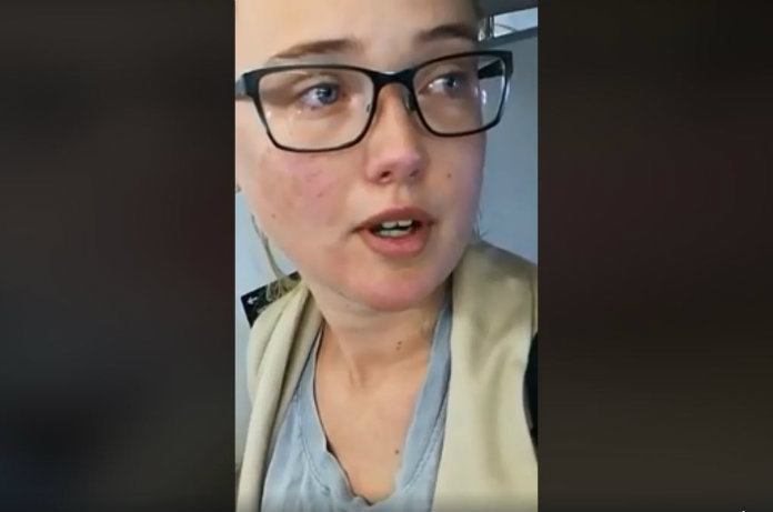 Zweedse studente stopt uitzetting vluchteling door niet te gaan zitten