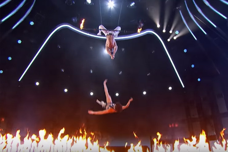 Adembenemende act loopt fout af tijdens America’s Got Talent (video)