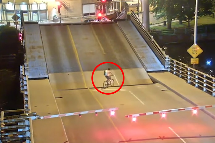 Ze negeert de slagbomen aan een opengaande brug. Dat had ze beter NIET gedaan! (video)